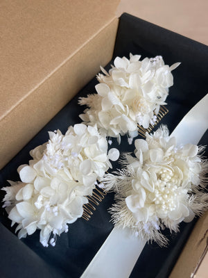 Open image in slideshow, White / ivory dried floral Bridal Hair Clip

